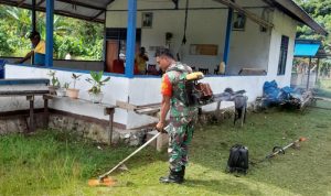 Babinsa Turun Tangan, Bantu Warga Rorena Bersih-Bersih Kampung