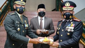 Korem Bhaskara Jaya Dapat Tumpeng