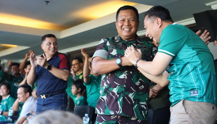 Pangdam Mayjen TNI Farid Makruf Pantau Langsung Pertandingan Persebaya VS Arema