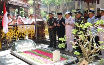 Pangdam Mayjen TNI Farid Makruf Ziarah ke Makam Presiden RI ke-4