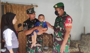 Pendam V/Brawijaya Bersama Babinsa Lakukan Pendataan Bagi Anak Stunting Di Wilayah Sawunggaling
