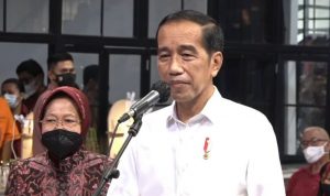 Jangan Dipake Beli HP dan Pulsa, Pesan Jokowi di Maluku Sambil Bagikan BLT
