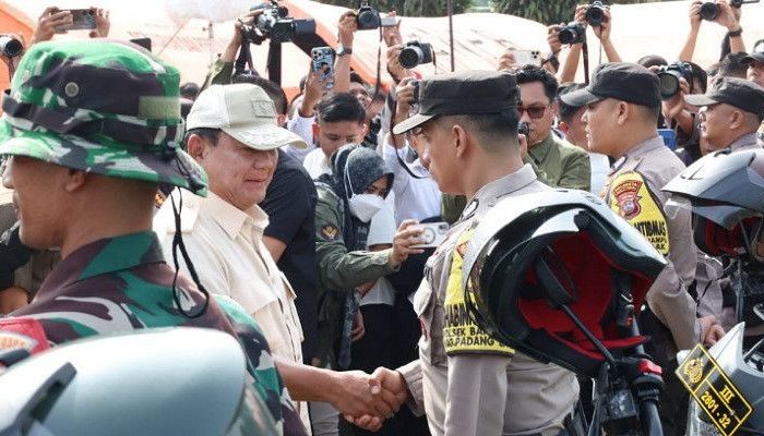 Menhan Prabowo Beri Santunan ke Korban Erupsi Gunung Marapi di Kabupaten Agam