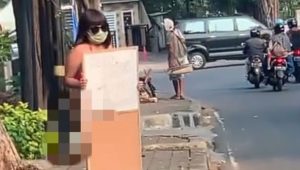 21245_04003206082021_Dinar_candy_hanya_mengenakan_bikini_saat_memprotes_perpanjangan_PPKM