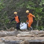 Petugas mengevakuasi korban banjir Sumatera (Foto BNPB)