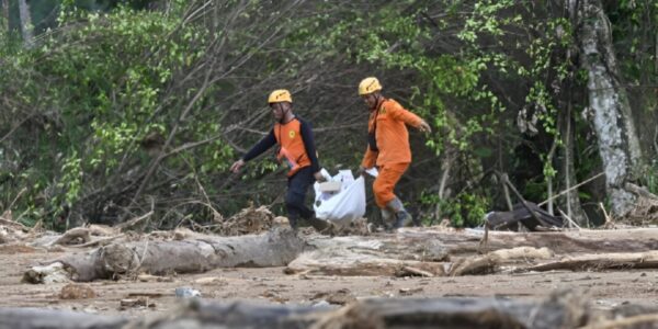 Petugas mengevakuasi korban banjir Sumatera (Foto BNPB)