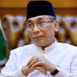 Yahya Cholil Staquf duduk