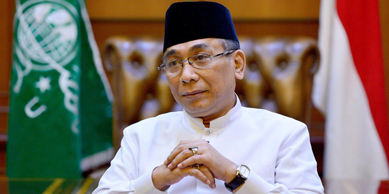 Yahya Cholil Staquf duduk
