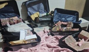Barang bukti koper berisi uang Rp miliar yang diamankan tim penyidik KPK dari pihak terkait kasus bea cukai saat penggeledahan Humas KPK