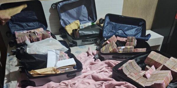 Barang bukti koper berisi uang Rp miliar yang diamankan tim penyidik KPK dari pihak terkait kasus bea cukai saat penggeledahan Humas KPK
