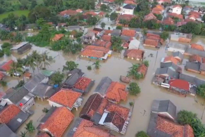 hari banjir rendam karawang jiwa terdampak mcn