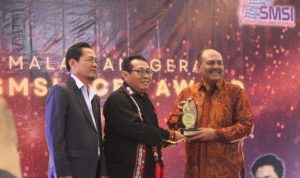 Anggota DPRA Ali Basrah dan Sekda Aceh Bustami Hamzah Menerima Anugerah SMSI Award