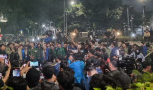 Mahasiswa Bertahan di Patung Kuda, Tuntut Menteri Tak Becus Seperti Bahlil Dicopot