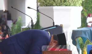 Momen Haru di Istana! Prabowo Cium Bendera Pusaka Sebelum Diserahkan ke Pembawa Baki WhatsApp Image at