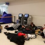 Para penumpang tidur di lantai Bandara Internasional Rafael Hernandez Puerto Rico akibat penerbangan tertunda saat serangan AS di Venezuela pada Sabtu Januari (Reuters)