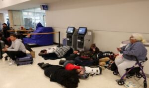 Penutupan Ruang Udara AS Picu Kekacauan Jadwal Penerbangan di Karibia Para penumpang tidur di lantai Bandara Internasional Rafael Hernandez Puerto Rico akibat penerbangan tertunda saat serangan AS di Venezuela pada Sabtu Januari (Reuters)