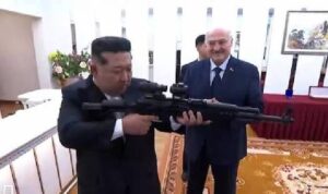 Lukashenko Hadiahkan Senapan Otomatis untuk Kim Jong Un images ()