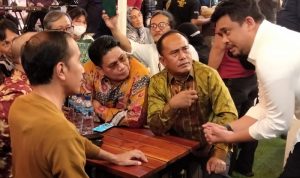 Diskusi Ringan Sambil Makan Durian Mumpung Ketemu Presiden