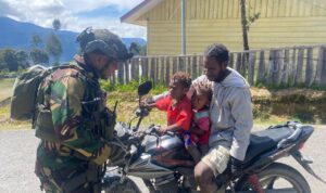Mempererat Hubungan Dengan Masyarakat. Satgas Yonif 509 Kostrad Berbagi Secara Door to Door
