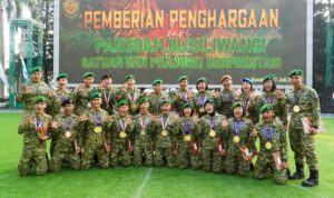 Pangdam III/Siliwangi Mayjen TNI Kosasih menyerahkan piagam penghargaan kepada prajurit dan satuan berprestasi usai Upacara Bendera Tujuh Belas Bulan Berjalan di Makodam III/Siliwangi, dbe ee d b eaf