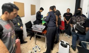 Terbongkar! 5 Kg Etomidate Diselundupkan dalam Sepatu, Jejaknya Mengarah ke Apartemen wn malaysia diciduk