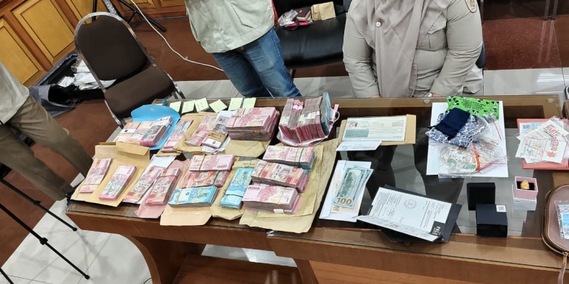 Barang bukti yang diamankan KPK saat berldah kantor BPN Jatim Foto Tim Penyidik KPK