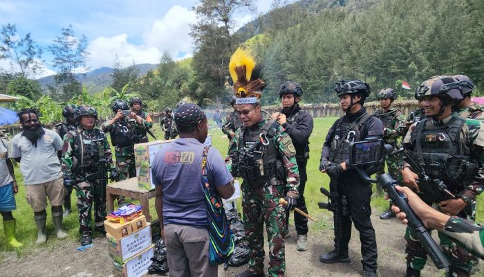 Acara Bakar Batu Pemberian Gelar Kehormatan "DANGMAGAI" Dari Suku Damal Kepada Dansatgas TNI 300 Siliwangi di Mayuberi Papua