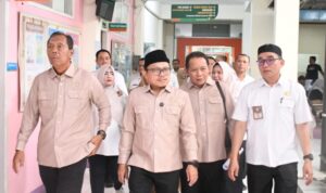Ketua Komisi II DPRD Indramayu Imron Rosadi (tengah) Pemkab Indramayu