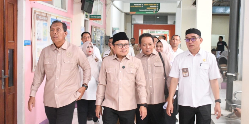Ketua Komisi II DPRD Indramayu Imron Rosadi (tengah) Pemkab Indramayu