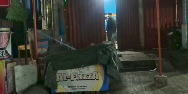 Lokasi penemuan mayat yang berada di Freezer kios ayam goreng di Serangbaru Kabupaten Bekasi (Foto RMOLJabar Sepriyanto)