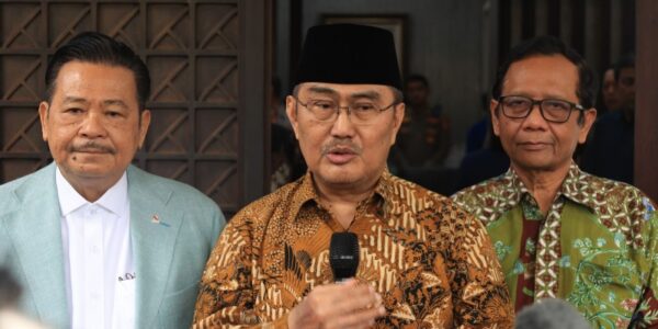 Ketua Komisi Percepatan Reformasi Polri Jimly Asshiddiqie (tengah) di Posko Tim Reformasi Jakarta Selatan pada Kamis Desember Divhumas Mabes Polri