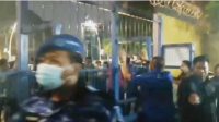 Dihadang Pamdal, Puluhan Masa Geruduk Kantor DPP Demokrat, Lalin Sempat Dialihkan