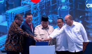 Prabowo Resmikan Pabrik Baru Lotte Chemical Indonesia di Cilegon