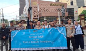 Mabes Polri dan Jurnalis Bagikan 1.500 Paket Makanan kepada Pengguna Jalan WhatsApp Image at