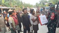 Satgas Yonif 512/QY Dampingi Bupati Salurkan Bantuan Bagi Warga Perbatasan Papua