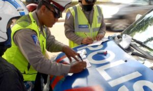 Gunakan HP Saat Berkendara? Siap-Siap Denda Rp 750 Ribu di Operasi Zebra
