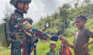 Komsos Satgas Habema Disambut Gembira Anak-Anak Mamba