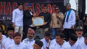 Ketua Yayasan Cagar Budaya Kramat Batok, H.Obing Fachrudin Terima Penghargaan SMSI AWARD 2022