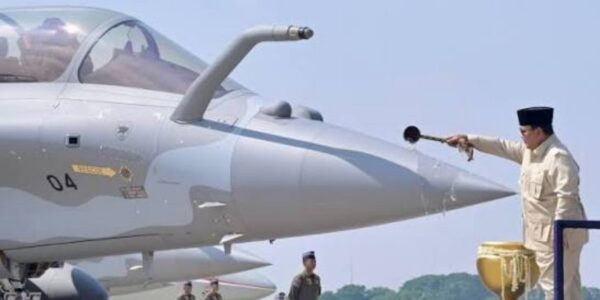 Presiden Prabowo menyiram air bunga ke Jet Tempur Rafale Baru TNI AU