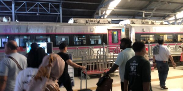 penumpang stasiun kereta