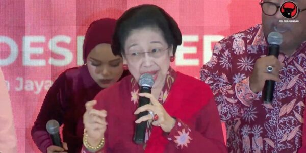 Megawati nyanyi