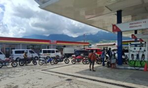 Kelangkaan BBM Hantam Manggarai: Antrean SPBU Mengular, Harga Eceran Melonjak Gila! fc