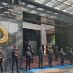 Gedung promoter dijaga pasukan bersenjata lengkap