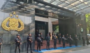 Gedung promoter dijaga pasukan bersenjata lengkap