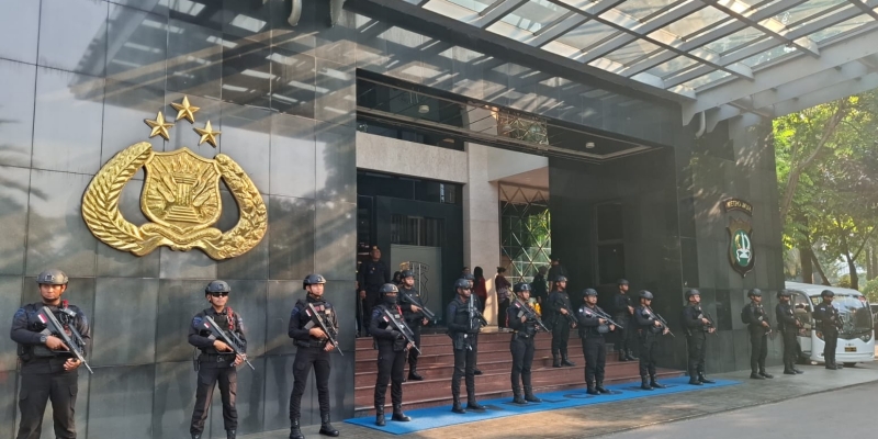 Gedung promoter dijaga pasukan bersenjata lengkap