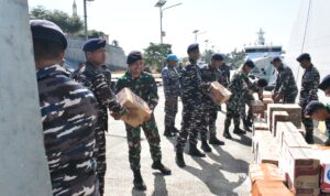 TNI AL Turun Tangan Tangani Dampak Gempa NTT, KRI Bung Hatta-370 Bawa Bantuan abfe d b edfaab ()