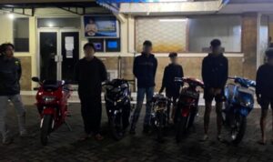Tim patroli gabungan Batalyon B Pelopor Satbrimob Polda Metro Jaya bersama Perintis Presisi Polres Metro Jakarta Timur membubarkan aksi balap liar di Jalan Pemuda, Pulogadung, Jakarta Timur. (Foto: Polda Metro Jaya) WhatsApp Image at