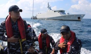 KRI Marlin-877 Selamatkan Dua Korban KLM Nurul Salsa 01 di Perairan Selayar cfae fe dc becce