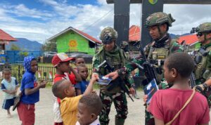 Satgas Yonif 509 Kostrad Bagikan Buku dan ATK Untuk Anak Papua