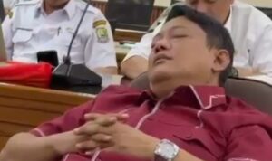 Dirut Tirta Patriot Tertidur Saat Rapat, Publik Geram